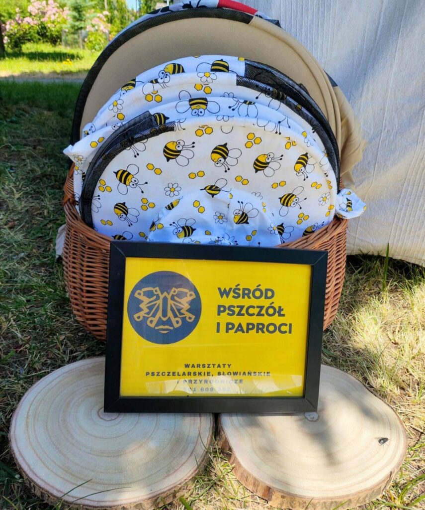 Kolorowe kapelusze pszczelarskie dla dzieci, używane podczas warsztatów pszczelarskich w plenerze